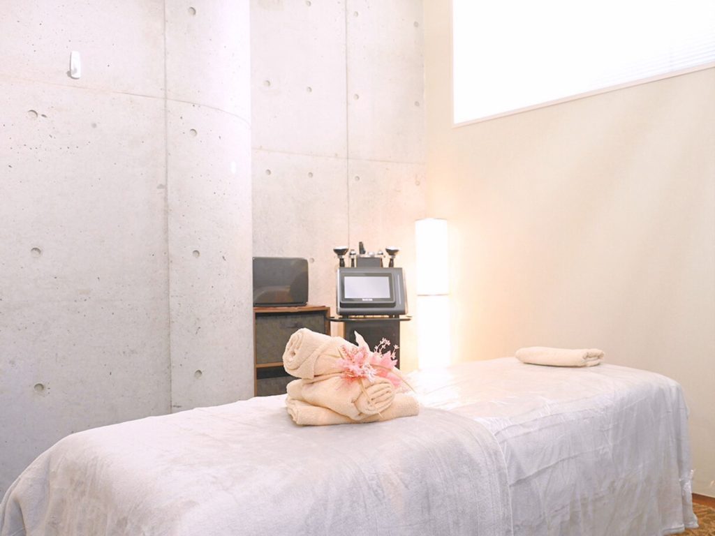 日々の疲れを癒す、上質なエステ空間。アロマとやわらかな照明で心身がリラックス