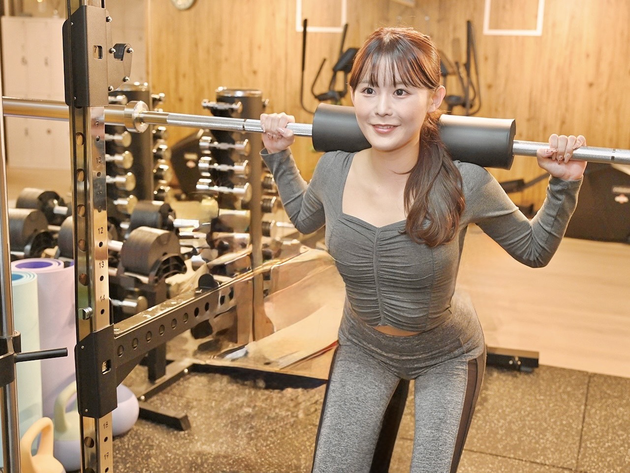 パーソナルトレーナー指導のもと、マシントレーニングを行っている様子